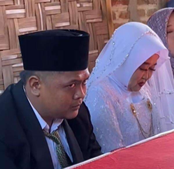 Viral! Pemuda 25 Tahun Nikahi Nenek 63 Tahun, Netizen: Singkat Saja Berapa Hektar?