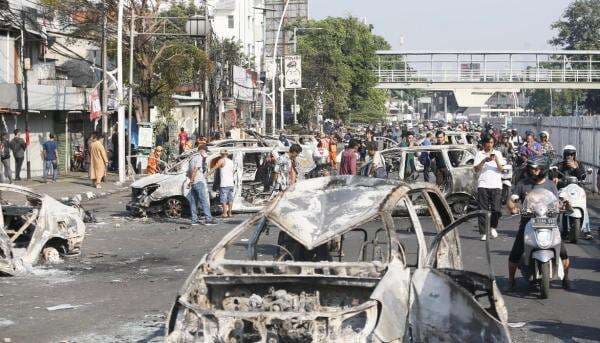 Penampakan Puluhan Mobil Ludes Terbakar Diamuk Massa di Depan Polres Jakarta Timur