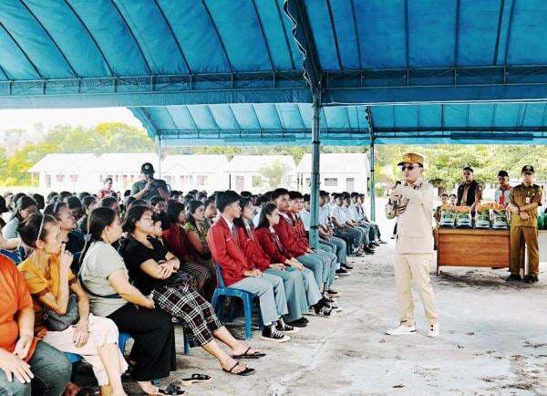 Gubernur Kalteng Agustiar Sabran Tinjau Sekolah dan Gelar Pasar Murah untuk Orang Tua Siswa