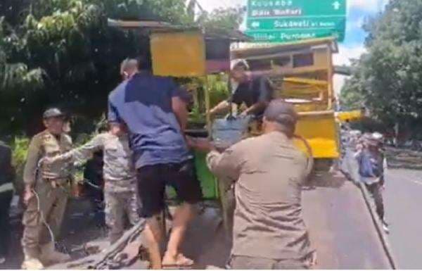 Nekat Jualan di Bahu Jalan, 15 Gerobak PKL di Gianjar Diangkut Paksa Satpol PP