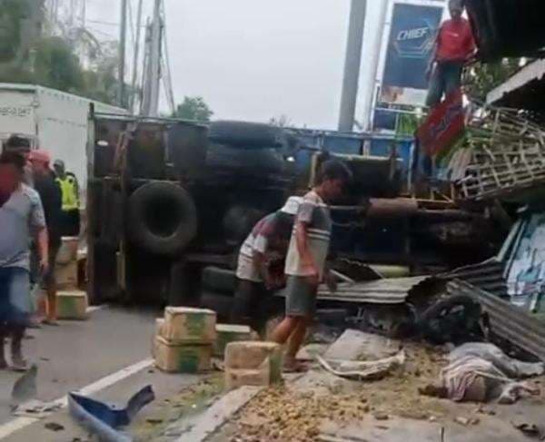 Truk Tabrak Pemotor hingga Warung di Purwosari Bojonegoro, Begini Kronologinya