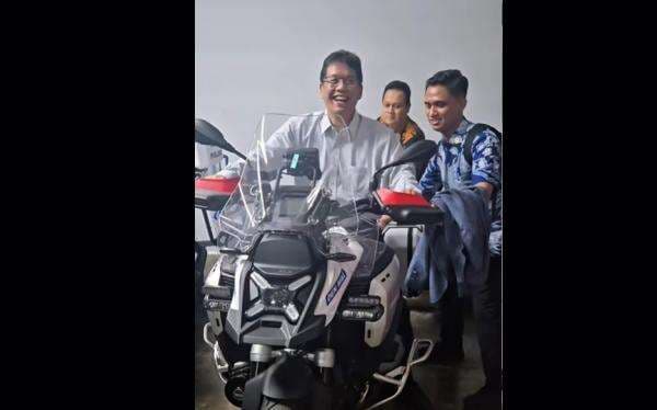 Viral Momen Iseng Menkeu Purbaya Naik Moge Patwal