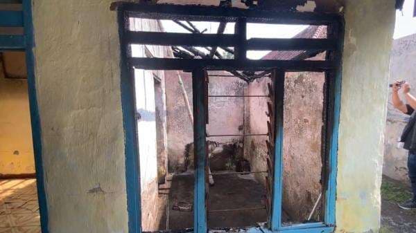 Pilu! Rumah Hangus Terbakar, Janda di Jombang Terpaksa Tinggal di Bekas Warung Sempit