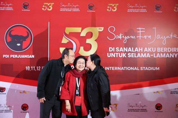 Momen Prananda dan Puan Kompak Cium Pipi Megawati saat Penutupan Rakernas PDIP