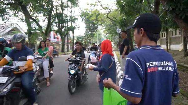 Unik, Komunitas Nama Agus di Sumsel Bagikan Takjil di Palembang