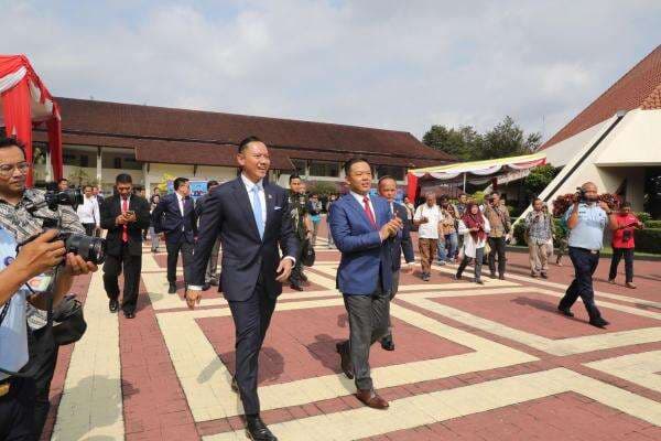 Alumni SMA Taruna Nusantara Tampil dalam Defile Istimewa, AHY dan Sugiono Dapat Penghormatan