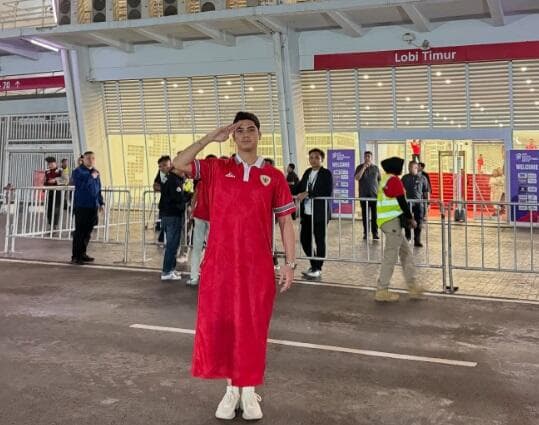OOTD Al Ghazali Nonton Timnas Pakai Gamis, Netizen: Untung Ganteng OOTD Al Ghazali Nonton Timnas Pakai Gamis, Netizen: Untung Ganteng