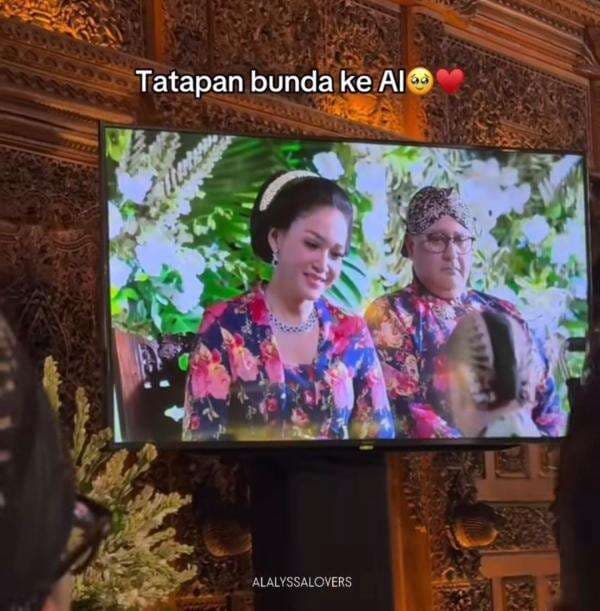 Al Ghazali Siraman, Tatapan Maia Estianty Jadi Sorotan Netizen Al Ghazali Siraman, Tatapan Maia Estianty Jadi Sorotan Netizen