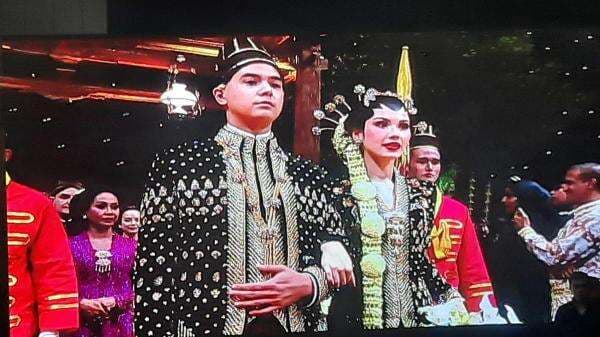 Naik Pelaminan Dihiasi Tarian Reog, Al Ghazali dan Alyssa Daguise Tampil Elegan