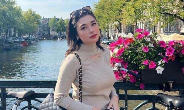 5 Potret Cantik Amanda Rigby, Wanita yang Diisukan Dekat dengan Andre Taulany