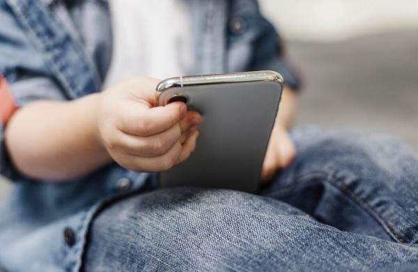 5 Cara Mengawasi HP Anak