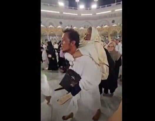 Viral Anak Pasuruan Gendong Ibu Tawaf di Masjidil Haram, Mirip Kisah Uwais Al Qarni
