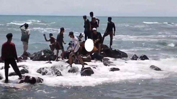 8 Anak Tenggelam saat Bermain Perahu di Pantai Titian Mutiara, 3 Tewas, 1 Hilang 8 Anak Tenggelam saat Bermain Perahu di Pantai Titian Mutiara, 3 Tewas, 1 Hilang
