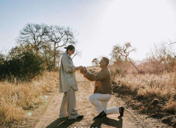 4 Potret Mewah Anak Tommy Soeharto, Darma Mangkuluhur Lamar Kekasih di Afrika dengan Cincin Berlian