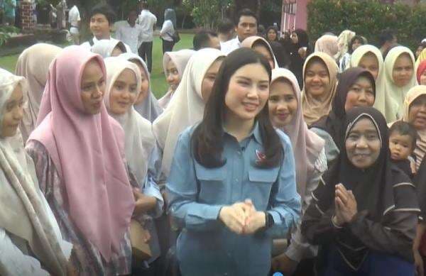 Kunjungi Lombok Barat, Ketum Perindo Angela Tanoesoedibjo Panen Ikan di Lingsar