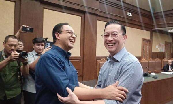 Potret Keakraban Anies dan Tom Lembong di PN Jakpus, Berpelukan hingga Bahas Punya Cucu