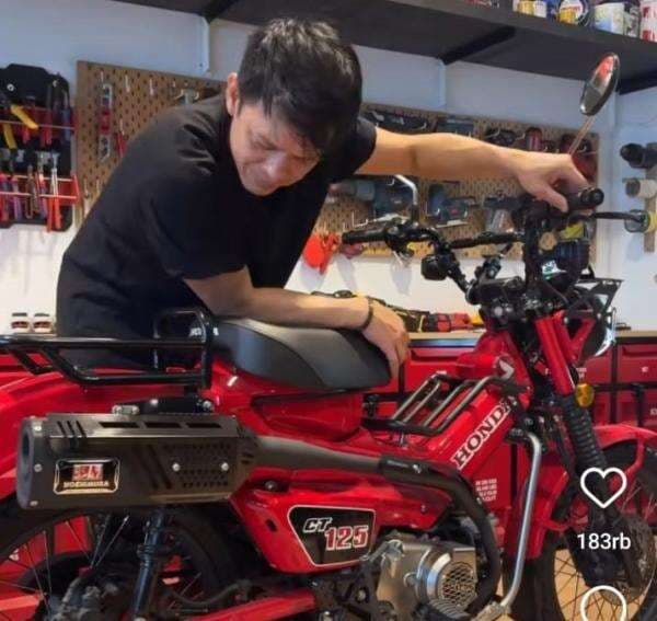 Segini Pajak Tahunan Motor Bebek Termahal Se-Indonesia Milik Ariel Noah Segini Pajak Tahunan Motor Bebek Termahal Se-Indonesia Milik Ariel Noah