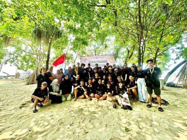ARYADUTA Menteng dan Penjaga Laut Tanam 1.000 Bibit Mangrove di Pulau Pari