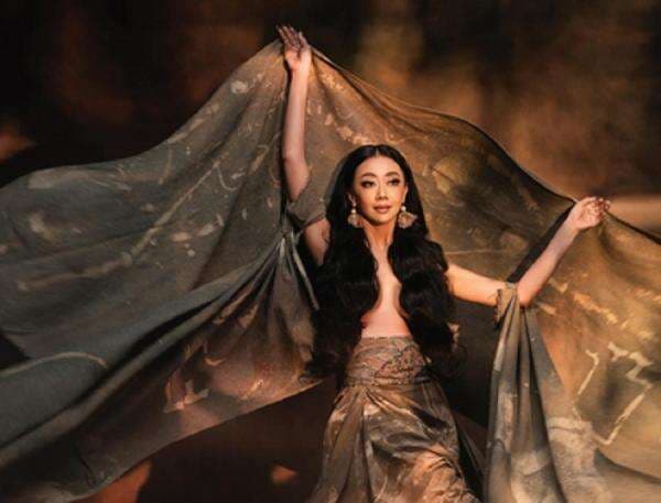 5 Potret Cantik Asri Welas dengan Pakaian Minim, Dada Hanya Ditutup Rambut Panjang