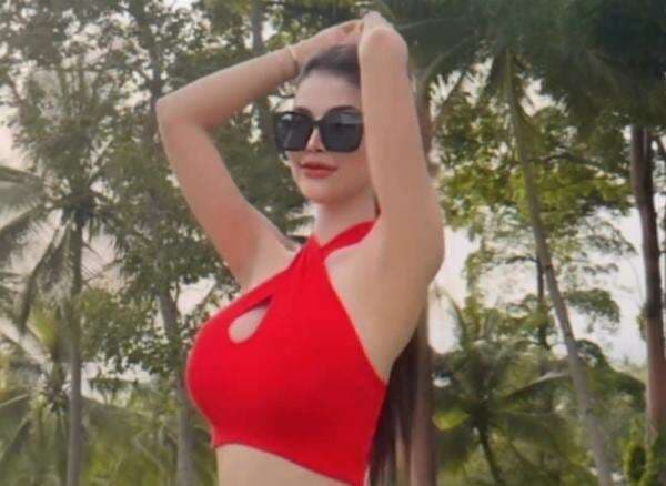 Tampilan Seksi Mantan Aspri Hotman Paris Astrid Angel, Pamer Kulit Mulus