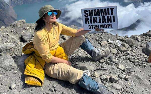Atiek CB Taklukkan Puncak Gunung Rinjani di Usia 62 Tahun, Netizen: Umur Hanyalah Angka