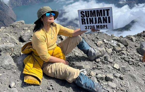 Intip Pose Mahal Atiek CB di Puncak Gunung Rinjani