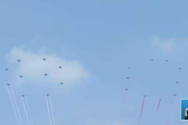 Atraksi Pesawat Tempur F-16 TNI AU Bentuk Formasi 80 Hiasi Langit Istana