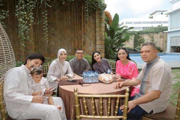 5 Potret Aurel Hermansyah Bukber Bareng Keluarga Besar Anang dan Krisdayanti