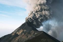 Awas! Gunung Ibu Erupsi Lontarkan Abu Vulkanik Setinggi 5 Kilometer