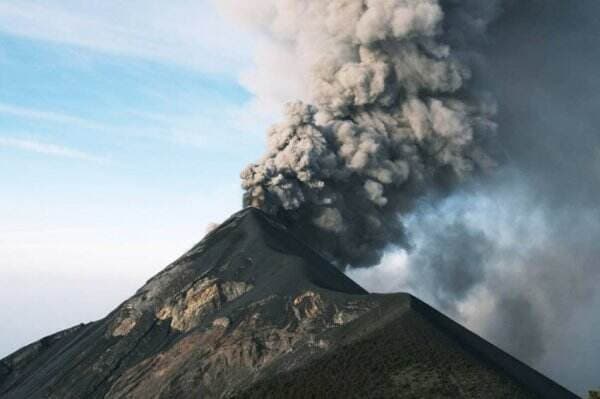 Awas! Gunung Ibu Erupsi Lontarkan Abu Vulkanik Setinggi 5 Kilometer