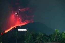 Awas! Gunung Ibu Erupsi Lontarkan Lava Pijar hingga 1.000 Meter