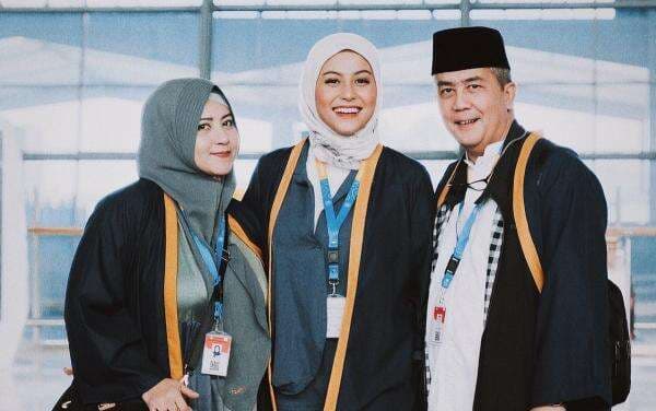 Awkarin Umrah, Cantik dengan Tampil Berhijab