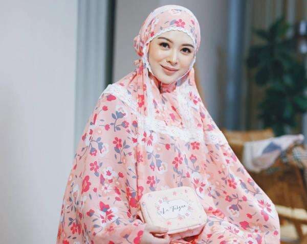 5 Potret Ide OOTD Mukena ala Ayana Moon, Mulai dari Motif Floral hingga Model Terusan