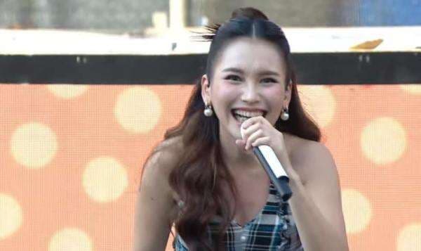 Ayu Ting Ting Meriahkan Konser Jakarta Dalam Warna di Bundaran HI, Penonton Auto Bergoyang