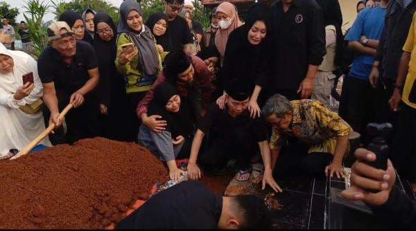 Anak Meninggal Dunia, Adik Ayu Ting Ting Menangis Histeris