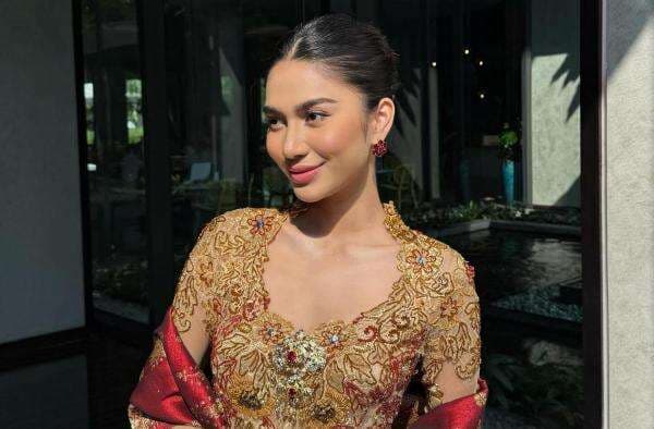 Pesona Azizah Salsha Pakai Kebaya Emas, Semakin Mirip Ariel Tatum
