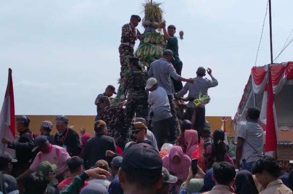 Asyik Berebut Gunungan Sayur Depan Kantor Desa di Jombang, Warga Kecopetan