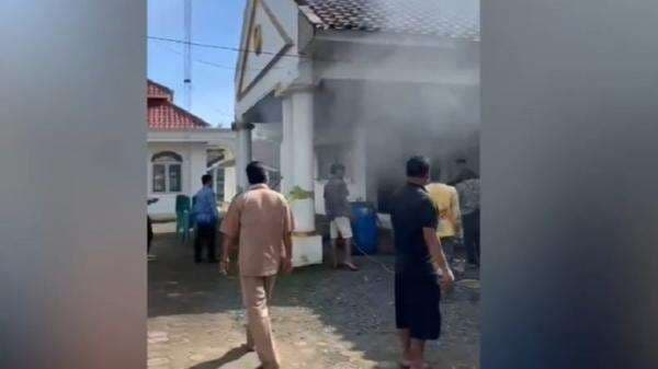 Kebakaran Kantor Desa Sukaharja, Staf dan Warga Sekitar Panik Lihat Api dan Asap Tebal
