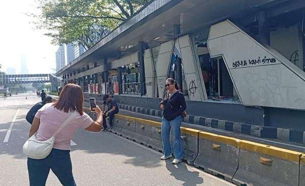 Usai Dirusak Massa, Halte Transjakarta Bundaran Senayan Mendadak Jadi Objek Foto Warga saat CFD