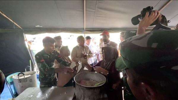 Momen Prabowo Cicipi Masakan Warga di Dapur Pengungsian Aceh