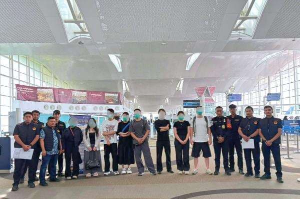 Imigrasi Medan Deportasi 8 WNA China, Diduga Kerja Jadi Fotografer hingga MUA Imigrasi Medan Deportasi 8 WNA China, Diduga Kerja Jadi Fotografer hingga MUA