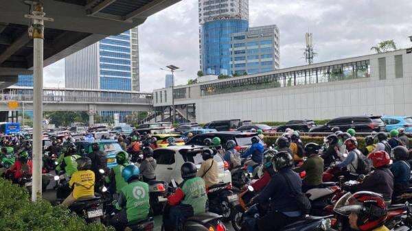 Hari Pertama Kerja Usai Libur Nataru, Jalan Gatot Subroto Padat Merayap Hari Pertama Kerja Usai Libur Nataru, Jalan Gatot Subroto Padat Merayap