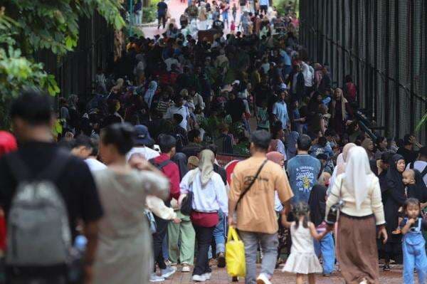 Ragunan Diserbu Wisatawan, Pengelola Ingatkan Orang Tua Jaga Anak di Keramaian