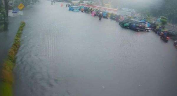 Jalan DI Panjaitan Jaktim Tergenang Air, Lalu Lintas Macet