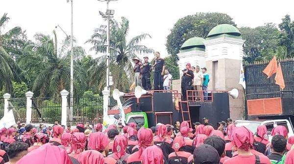 Ribuan Buruh Geruduk Gedung DPR, Minta Revisi UMR Jakarta hingga Tolak Pilkada Dipilih DPRD