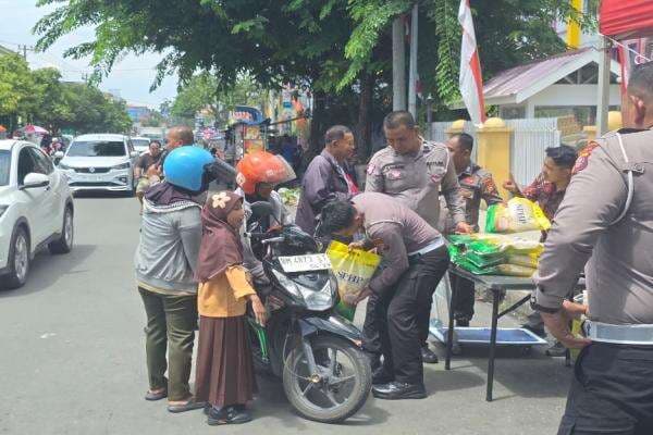 Ditlantas Polda Riau Salurkan 2 Ton Beras lewat Gerakan Pangan Murah