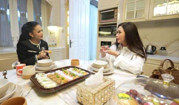 Cerita Jadul, Ternyata KD Kerap Telepon Maia Soal Baju Bekas Cerita Jadul, Ternyata KD Kerap Telepon Maia Soal Baju Bekas