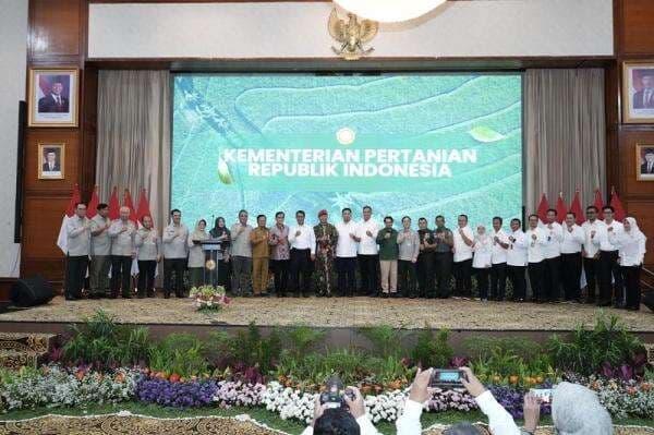 Dukung Swasembada Pangan 2025, BULOG Terima Penghargaan dari Menteri Pertanian