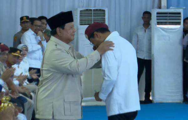 Momen Gus Ipul Menangis di Pelukan Prabowo usai Luncurkan Sekolah Rakyat