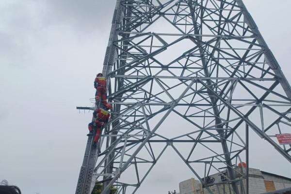 Aksi Heroik Damkar Gagalkan Upaya Bunuh Diri di Menara Sutet Koja Jakut